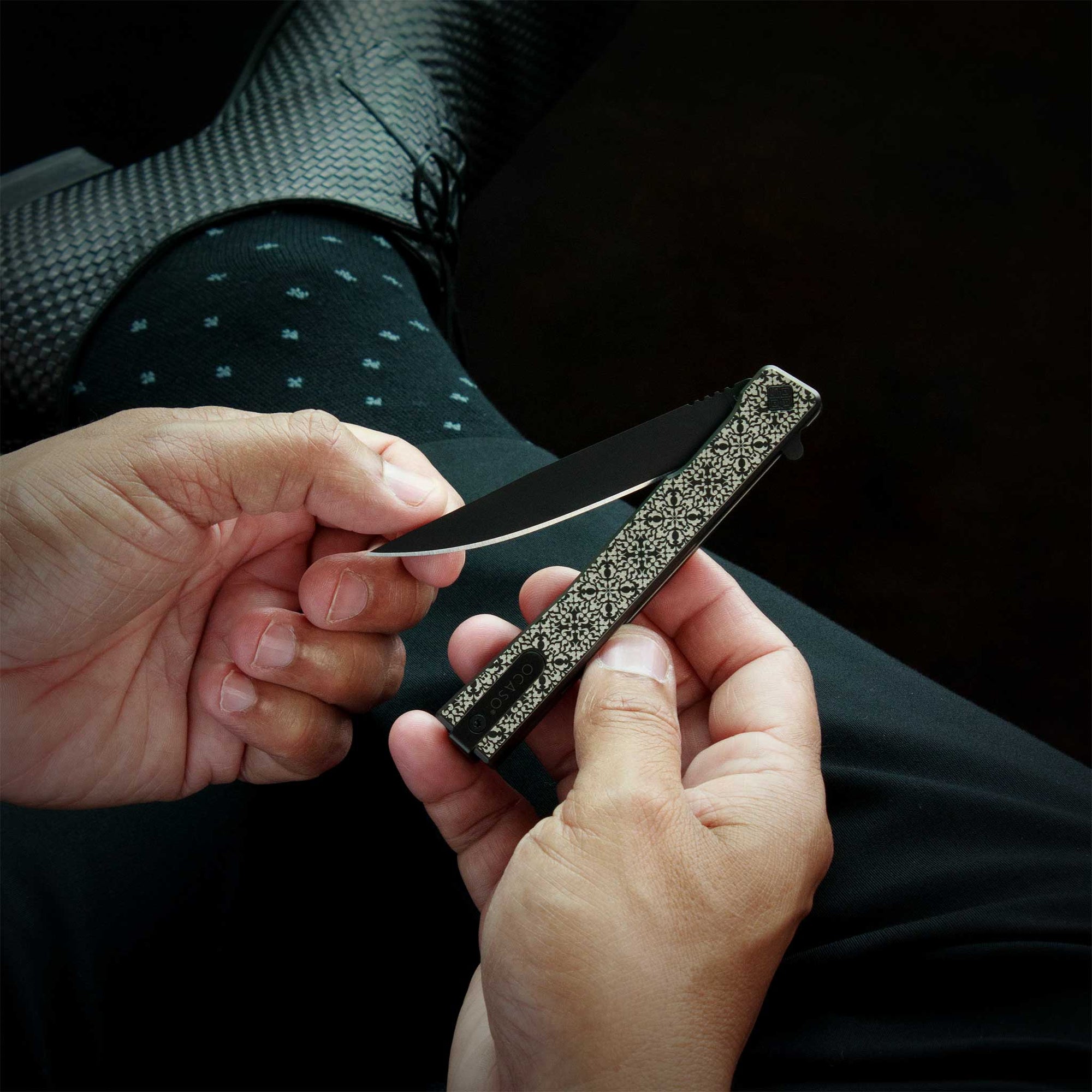 OCASO Solstice Titanium + Black / Engraved Fleur-De-Lis Pattern